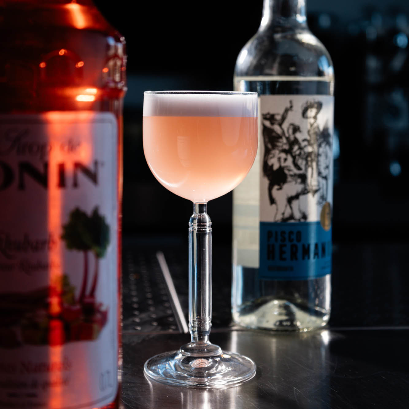 Migrerad bild [src:https://barkonsult.se/cdn/shop/files/rhubarb_pisco_sour.jpg?v=1740659939]
